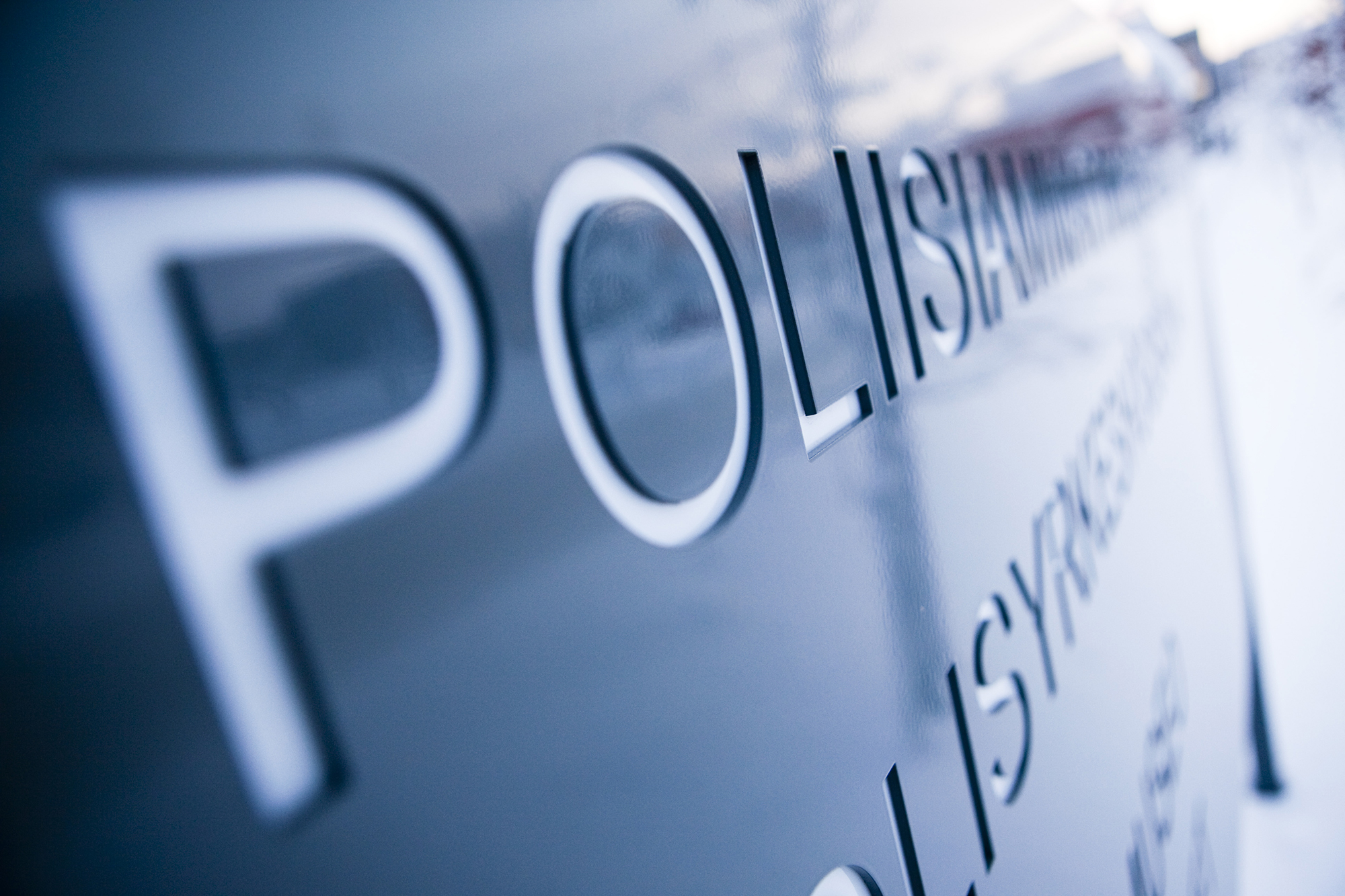 Osa kyltistä, jossa lukee Poliisiammattikorkeakoulu Polisyrkeshögskolan.